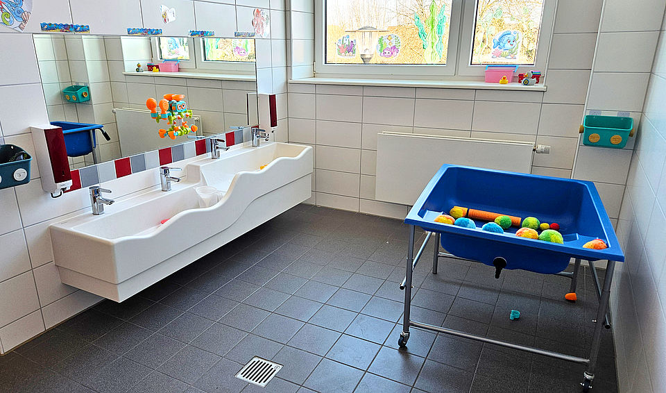 Kita Appen Matschraum mit Waschbecken und Wasserspielzeug