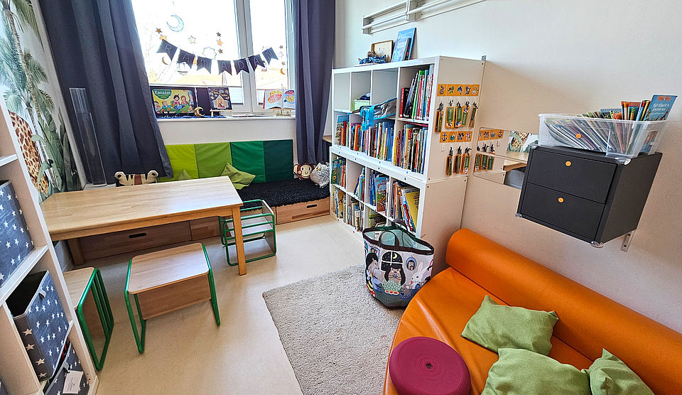 Kita Appen Bücherei mit Tisch und Kuschelecke