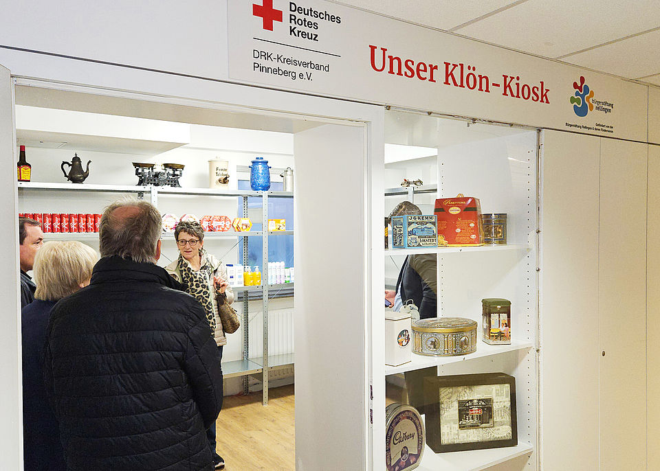 Kiosk Der Besucht besichtigt den Kiosk