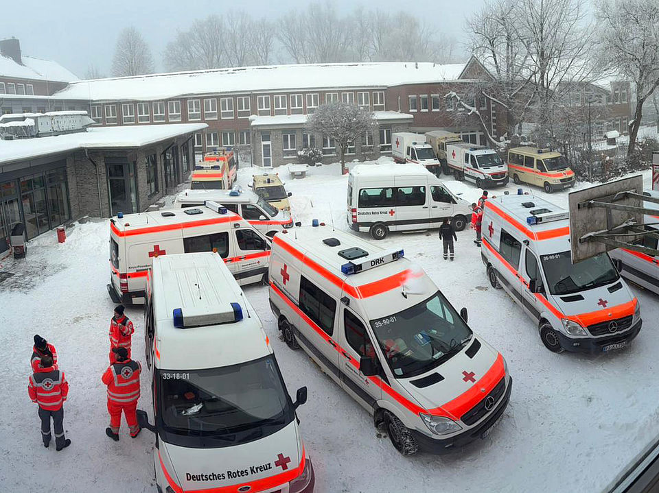 Evakuierung wegen Bombenentschärfung Einsatzwagen für die Evakuierung wegen Bombenentschärfung