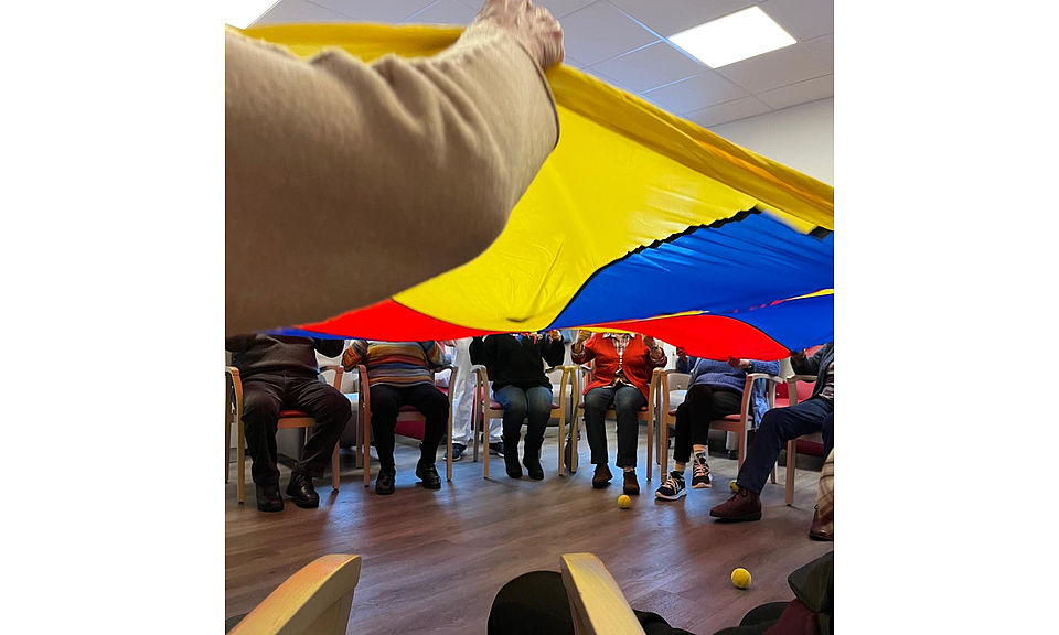 Schwungtuch-Spiel in der Tagespflege