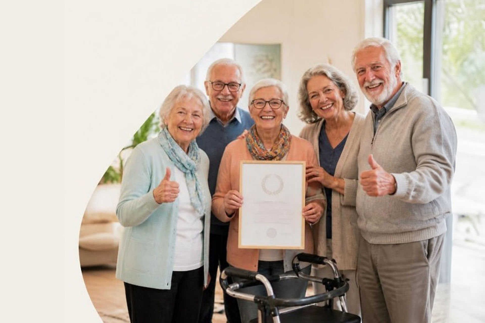 Eine Gruppe Senioren mit einem Rollator, eine Dame hält ein Zertifikat in der Hand