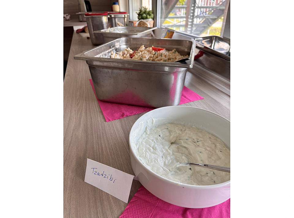 Tzatziki und Nudelsalat für die SeniorInnen