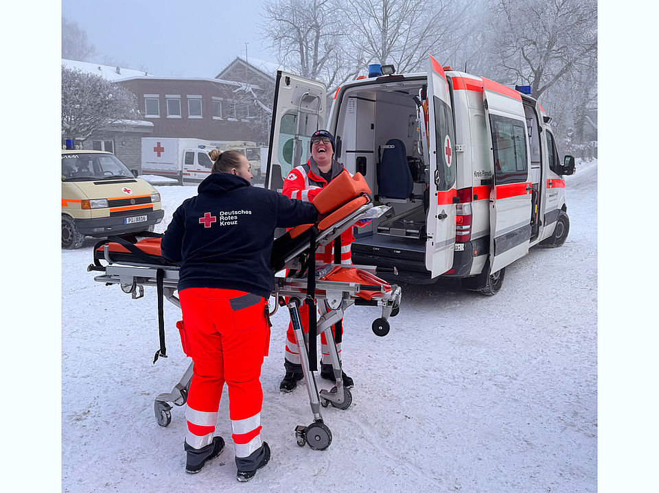 Evakuierung wegen Bombenentschärfung RTW und Bereitschaften mit Trage bei der Evakuierung wegen Bombenentschärfung
