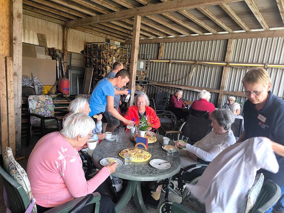 Die Kaffeetafel mit den BewohnerInnen in der Scheune