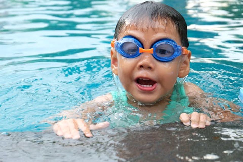Kind im Schwimmbecken