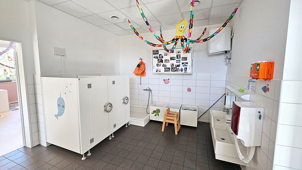Kita Appen Waschraum mit Waschbecken und WCs