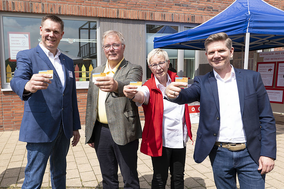 Zeigen ihren Organspendeausweis: Ulf Kienast, Vorsitzender des DRK-Kreisverbands Pinneberg, Hans-Peter Lütje, Bürgermester von Appen, Waltraud Hörmann, Vorsitzende des DRK-Ortsvereins Appen, Heiner Garg, ehemaliger Gesundheitsminister Schleswig-Holsteins